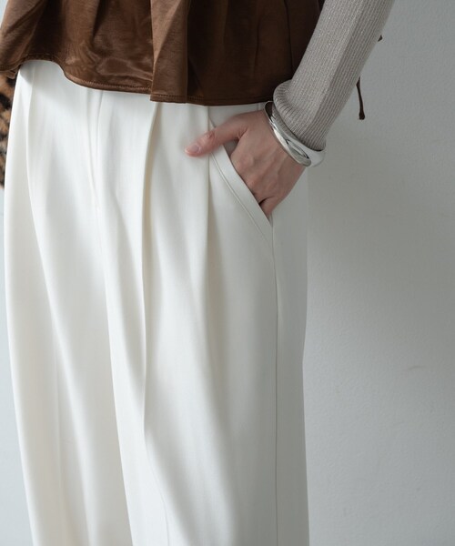 GALLEST（ギャレスト）の「ホワイトタックパンツ（その他パンツ・レディース・オフホワイト・36/38/40）」の7枚目の写真