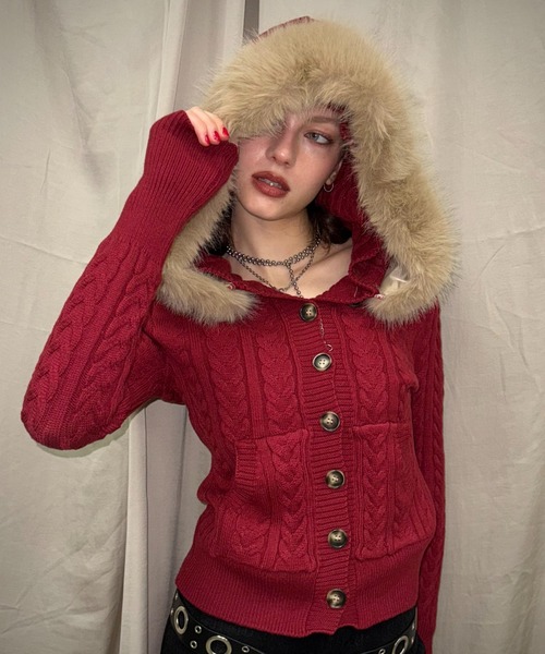 SHAGGIE（シャギー）の「ファー付きケーブルフードニット（カーディガン/ボレロ・レディース・ブラック/カーキ/レッド/ベージュ・FREE）」の4枚目の写真