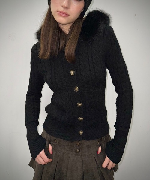 SHAGGIE（シャギー）の「ファー付きケーブルフードニット（カーディガン/ボレロ・レディース・ブラック/カーキ/レッド/ベージュ・FREE）」の2枚目の写真