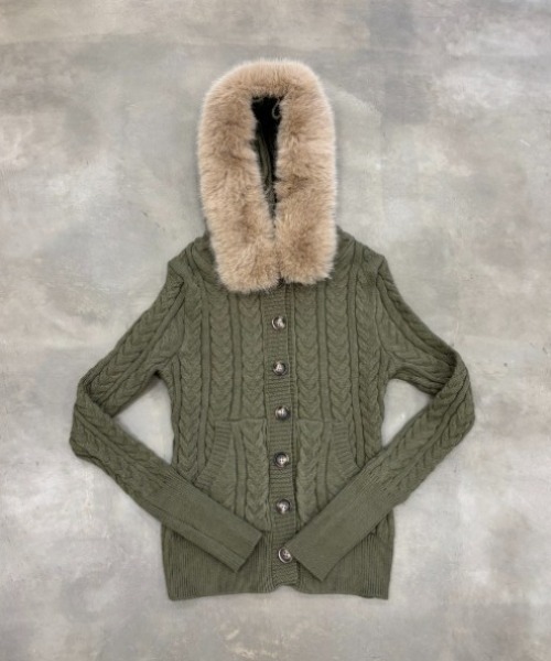 SHAGGIE（シャギー）の「ファー付きケーブルフードニット（カーディガン/ボレロ・レディース・ブラック/カーキ/レッド/ベージュ・FREE）」の5枚目の写真