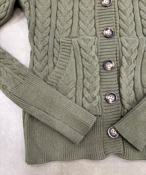 SHAGGIE（シャギー）の「ファー付きケーブルフードニット（カーディガン/ボレロ・レディース・ブラック/カーキ/レッド/ベージュ・FREE）」の8枚目の写真