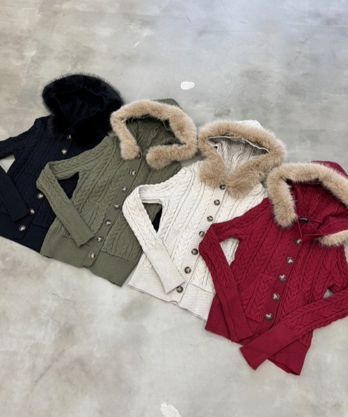 SHAGGIE（シャギー）の「ファー付きケーブルフードニット（カーディガン/ボレロ・レディース・ブラック/カーキ/レッド/ベージュ・FREE）」の16枚目の写真