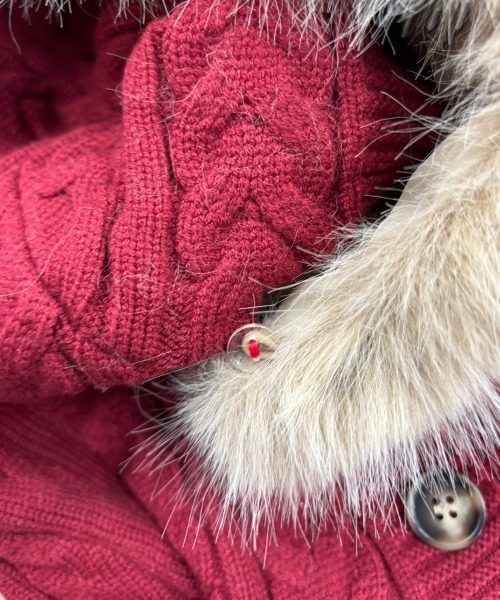 SHAGGIE（シャギー）の「ファー付きケーブルフードニット（カーディガン/ボレロ・レディース・ブラック/カーキ/レッド/ベージュ・FREE）」の14枚目の写真