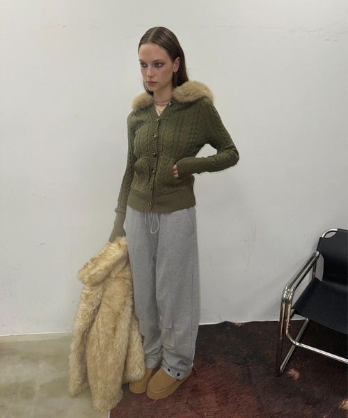 SHAGGIE（シャギー）の「ファー付きケーブルフードニット（カーディガン/ボレロ・レディース・ブラック/カーキ/レッド/ベージュ・FREE）」の10枚目の写真