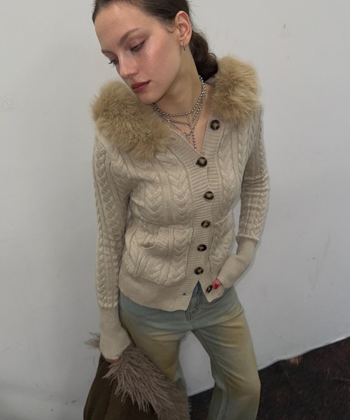 SHAGGIE（シャギー）の「ファー付きケーブルフードニット（カーディガン/ボレロ・レディース・ブラック/カーキ/レッド/ベージュ・FREE）」の18枚目の写真