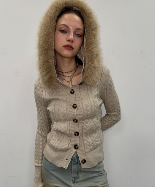 SHAGGIE（シャギー）の「ファー付きケーブルフードニット（カーディガン/ボレロ・レディース・ブラック/カーキ/レッド/ベージュ・FREE）」の19枚目の写真