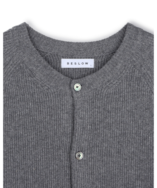 BESLOW（ビースロー）の「CASHMERE BLENDED CREW NECK CARDIGAN GREY（カーディガン/ボレロ・メンズ・その他・X-LARGE/SMALL/MEDIUM/LARGE）」の2枚目の写真