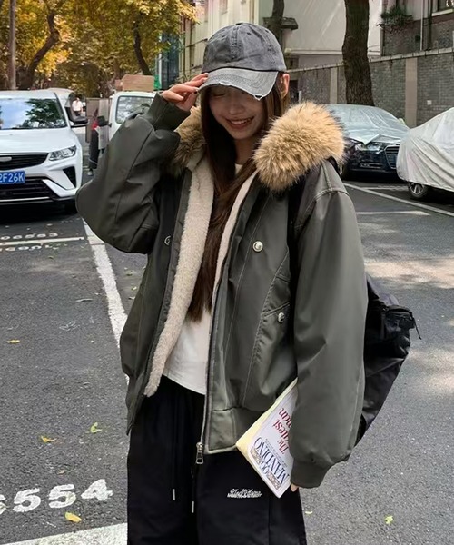 AsheKsha（アシクシャ）の「取り外し可能なファー付きフード付き防風ジャケット：秋冬のスタイルと防寒に欠かせないアイテム（ブルゾン・レディース・ブラック/グリーン・M）」の17枚目の写真