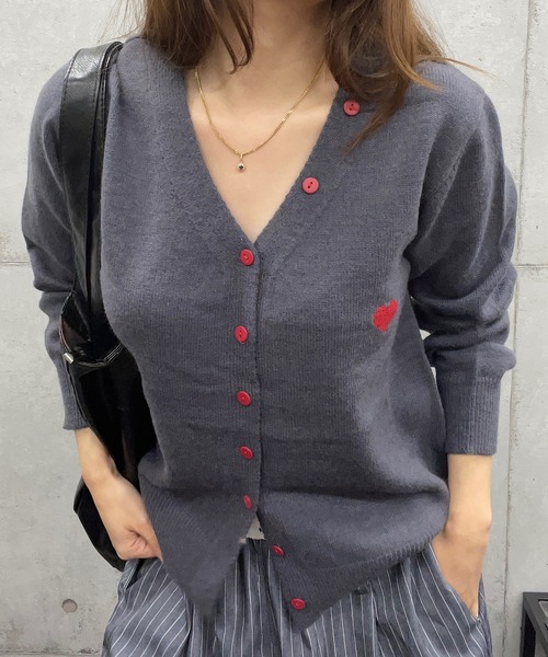 ROGER AND RAW(ロジャーアンドロウ)の「配色ボタンハートジャガードニットカーディガン(カーディガン/ボレロ・レディース・グレー/ホワイト/レッド/チャコールグレー・FREE)」の3枚目の写真