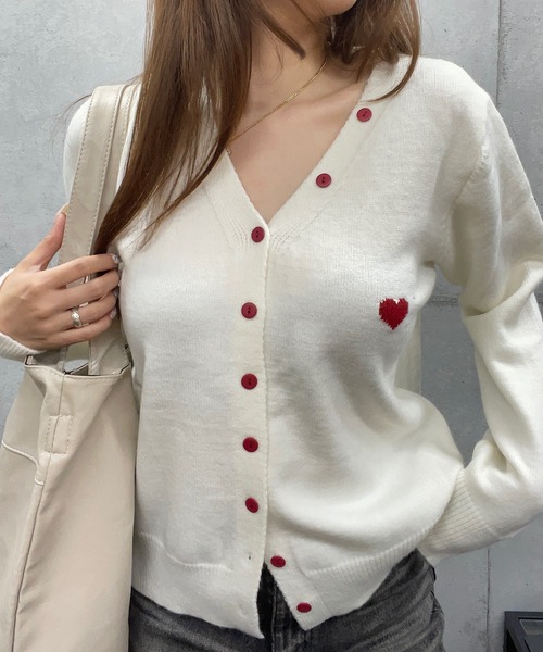 ROGER AND RAW(ロジャーアンドロウ)の「配色ボタンハートジャガードニットカーディガン(カーディガン/ボレロ・レディース・グレー/ホワイト/レッド/チャコールグレー・FREE)」の5枚目の写真