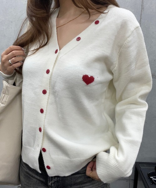 ROGER AND RAW(ロジャーアンドロウ)の「配色ボタンハートジャガードニットカーディガン(カーディガン/ボレロ・レディース・グレー/ホワイト/レッド/チャコールグレー・FREE)」の6枚目の写真