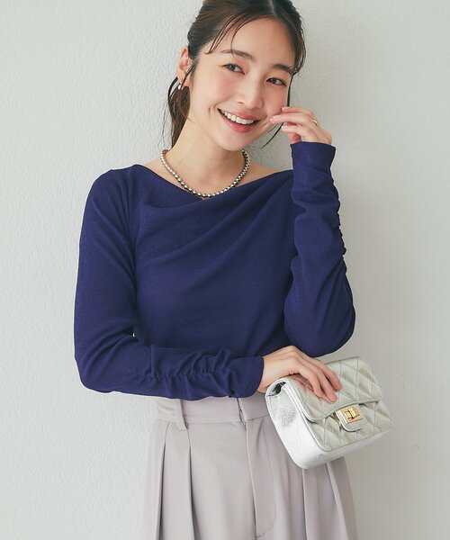 La boutique BonBon（ラブティックボンボン）の「【miki監修カラー・ネイビー＆サックス追加！】ドレープネックプルオーバー（Tシャツ/カットソー・レディース・グレイッシュベージュ/オフホワイト/サックスブルー/ネイビー・FREE）」の4枚目の写真