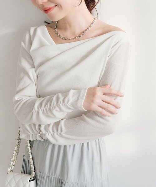 La boutique BonBon（ラブティックボンボン）の「【miki監修カラー・ネイビー＆サックス追加！】ドレープネックプルオーバー（Tシャツ/カットソー・レディース・グレイッシュベージュ/オフホワイト/サックスブルー/ネイビー・FREE）」の2枚目の写真