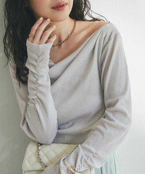 La boutique BonBon（ラブティックボンボン）の「【miki監修カラー・ネイビー＆サックス追加！】ドレープネックプルオーバー（Tシャツ/カットソー・レディース・グレイッシュベージュ/オフホワイト/サックスブルー/ネイビー・FREE）」の3枚目の写真