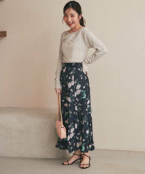 La boutique BonBon（ラブティックボンボン）の「【miki監修カラー・ネイビー＆サックス追加！】ドレープネックプルオーバー（Tシャツ/カットソー・レディース・グレイッシュベージュ/オフホワイト/サックスブルー/ネイビー・FREE）」の5枚目の写真