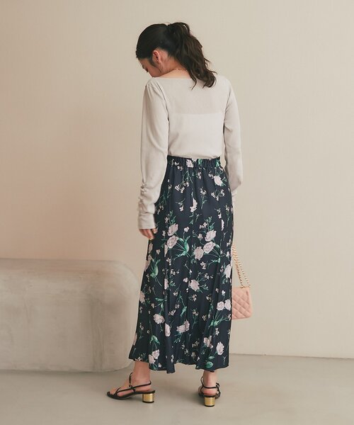 La boutique BonBon（ラブティックボンボン）の「【miki監修カラー・ネイビー＆サックス追加！】ドレープネックプルオーバー（Tシャツ/カットソー・レディース・グレイッシュベージュ/オフホワイト/サックスブルー/ネイビー・FREE）」の6枚目の写真