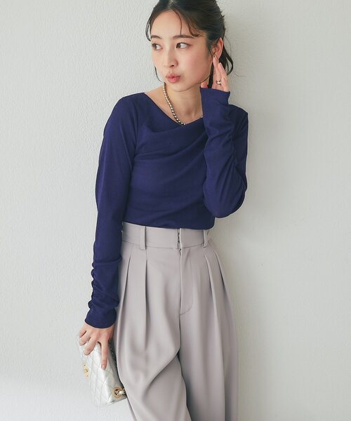 La boutique BonBon（ラブティックボンボン）の「【miki監修カラー・ネイビー＆サックス追加！】ドレープネックプルオーバー（Tシャツ/カットソー・レディース・グレイッシュベージュ/オフホワイト/サックスブルー/ネイビー・FREE）」の8枚目の写真