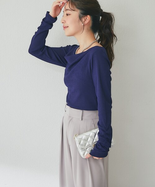 La boutique BonBon（ラブティックボンボン）の「【miki監修カラー・ネイビー＆サックス追加！】ドレープネックプルオーバー（Tシャツ/カットソー・レディース・グレイッシュベージュ/オフホワイト/サックスブルー/ネイビー・FREE）」の9枚目の写真