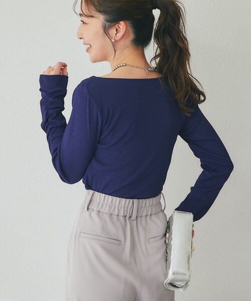 La boutique BonBon（ラブティックボンボン）の「【miki監修カラー・ネイビー＆サックス追加！】ドレープネックプルオーバー（Tシャツ/カットソー・レディース・グレイッシュベージュ/オフホワイト/サックスブルー/ネイビー・FREE）」の10枚目の写真