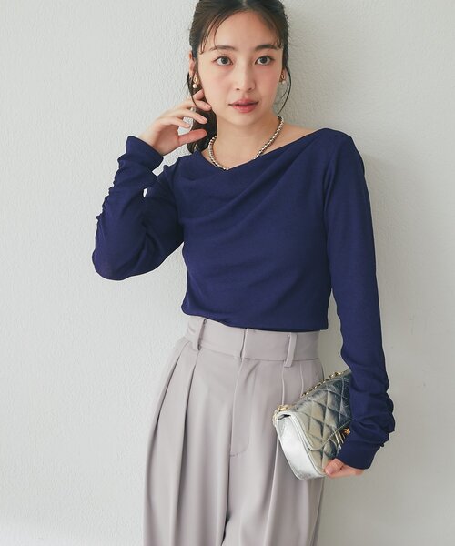 La boutique BonBon（ラブティックボンボン）の「【miki監修カラー・ネイビー＆サックス追加！】ドレープネックプルオーバー（Tシャツ/カットソー・レディース・グレイッシュベージュ/オフホワイト/サックスブルー/ネイビー・FREE）」の11枚目の写真