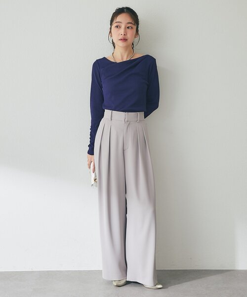 La boutique BonBon（ラブティックボンボン）の「【miki監修カラー・ネイビー＆サックス追加！】ドレープネックプルオーバー（Tシャツ/カットソー・レディース・グレイッシュベージュ/オフホワイト/サックスブルー/ネイビー・FREE）」の12枚目の写真