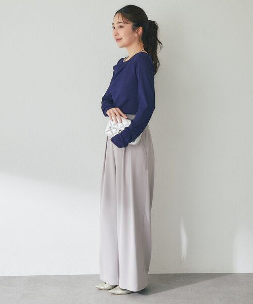 La boutique BonBon（ラブティックボンボン）の「【miki監修カラー・ネイビー＆サックス追加！】ドレープネックプルオーバー（Tシャツ/カットソー・レディース・グレイッシュベージュ/オフホワイト/サックスブルー/ネイビー・FREE）」の13枚目の写真