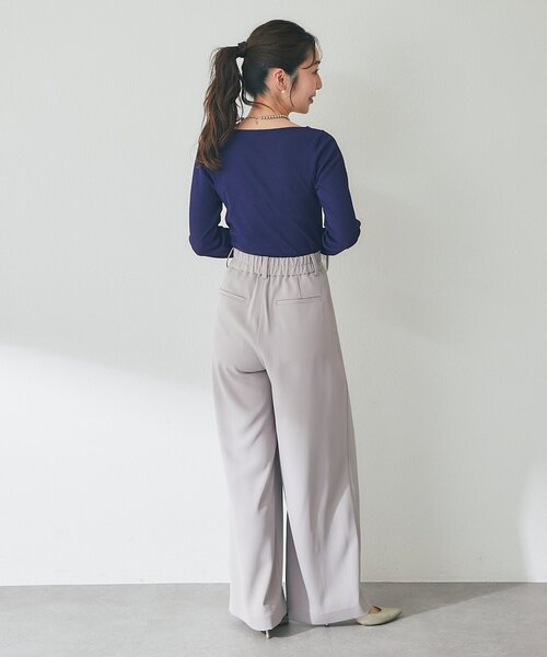 La boutique BonBon（ラブティックボンボン）の「【miki監修カラー・ネイビー＆サックス追加！】ドレープネックプルオーバー（Tシャツ/カットソー・レディース・グレイッシュベージュ/オフホワイト/サックスブルー/ネイビー・FREE）」の14枚目の写真