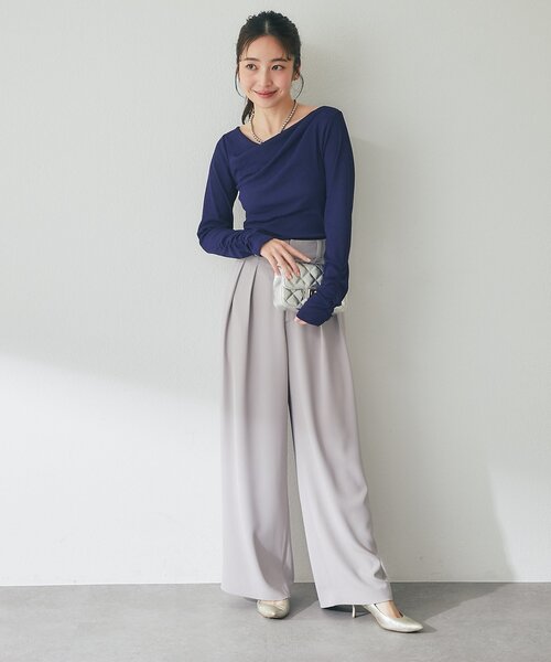 La boutique BonBon（ラブティックボンボン）の「【miki監修カラー・ネイビー＆サックス追加！】ドレープネックプルオーバー（Tシャツ/カットソー・レディース・グレイッシュベージュ/オフホワイト/サックスブルー/ネイビー・FREE）」の15枚目の写真