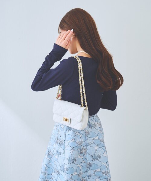 La boutique BonBon（ラブティックボンボン）の「【miki監修カラー・ネイビー＆サックス追加！】ドレープネックプルオーバー（Tシャツ/カットソー・レディース・グレイッシュベージュ/オフホワイト/サックスブルー/ネイビー・FREE）」の18枚目の写真