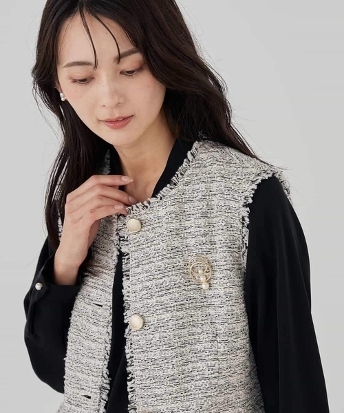 a.v.v（アーヴェヴェ）の「ミックスツイードペプラムジレ（その他アウター・レディース・アイボリー/チャコールグレー・36/38/40）」の22枚目の写真