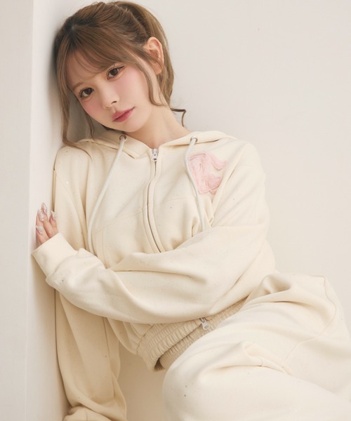 TITTY&CO.(ティティーアンドコー)の「ファーロゴラメスウェットパーカー(パーカー・レディース・ブラック/ピンク/ライトグレー/杢グレー/ライトイエロー・FREE)」の4枚目の写真