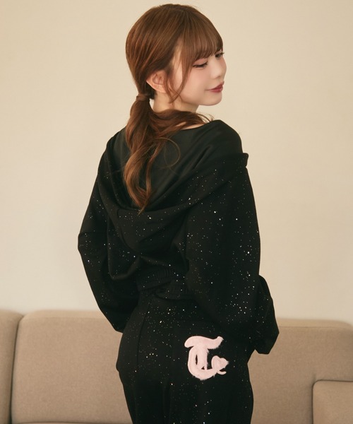 TITTY&CO.(ティティーアンドコー)の「ファーロゴラメスウェットパーカー(パーカー・レディース・ブラック/ピンク/ライトグレー・FREE)」の6枚目の写真