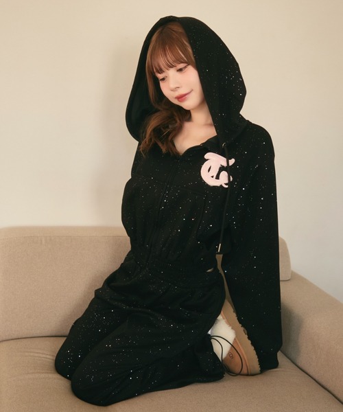 TITTY&CO.(ティティーアンドコー)の「ファーロゴラメスウェットパーカー(パーカー・レディース・ブラック/ピンク/ライトグレー・FREE)」の8枚目の写真