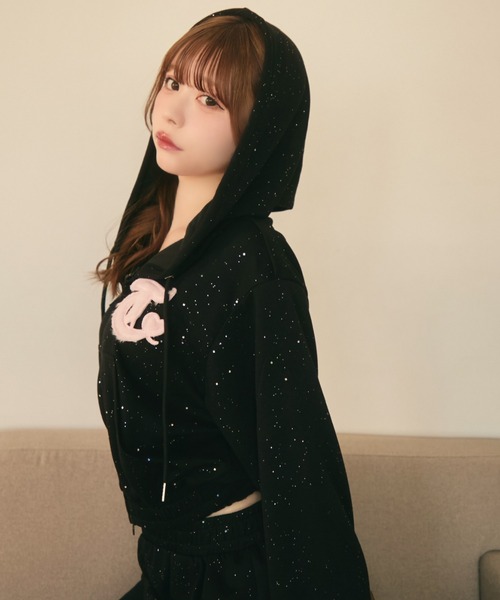 TITTY&CO.(ティティーアンドコー)の「ファーロゴラメスウェットパーカー(パーカー・レディース・ブラック/ピンク/ライトグレー・FREE)」の9枚目の写真