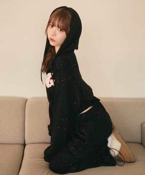 TITTY&CO.(ティティーアンドコー)の「ファーロゴラメスウェットパーカー(パーカー・レディース・ブラック/ピンク/ライトグレー・FREE)」の11枚目の写真