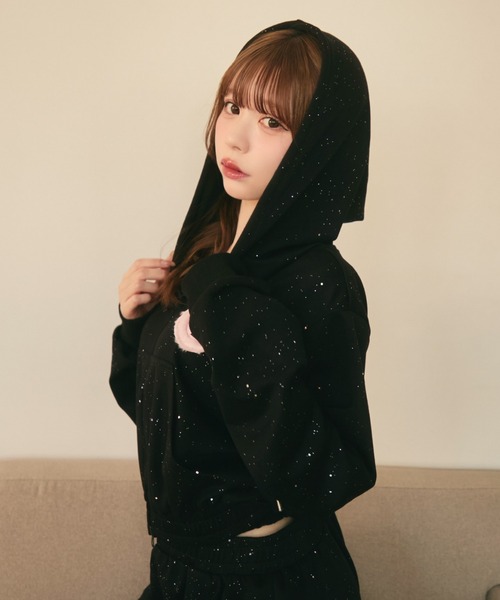 TITTY&CO.(ティティーアンドコー)の「ファーロゴラメスウェットパーカー(パーカー・レディース・ブラック/ピンク/ライトグレー・FREE)」の12枚目の写真