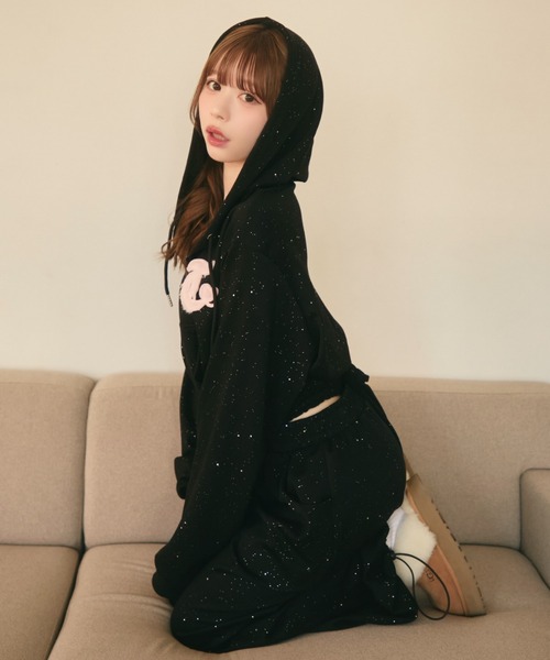 TITTY&CO.(ティティーアンドコー)の「ファーロゴラメスウェットパーカー(パーカー・レディース・ブラック/ピンク/ライトグレー・FREE)」の14枚目の写真