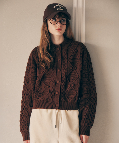 ROLAROLA(ロラロラ)の「WOOL BUTTON CABLE CARDIGAN BROWN(カーディガン/ボレロ・レディース・ブラウン・FREE)」の1枚目の写真