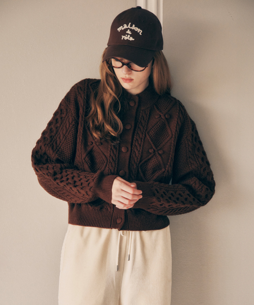 ROLAROLA(ロラロラ)の「WOOL BUTTON CABLE CARDIGAN BROWN(カーディガン/ボレロ・レディース・ブラウン・FREE)」の2枚目の写真