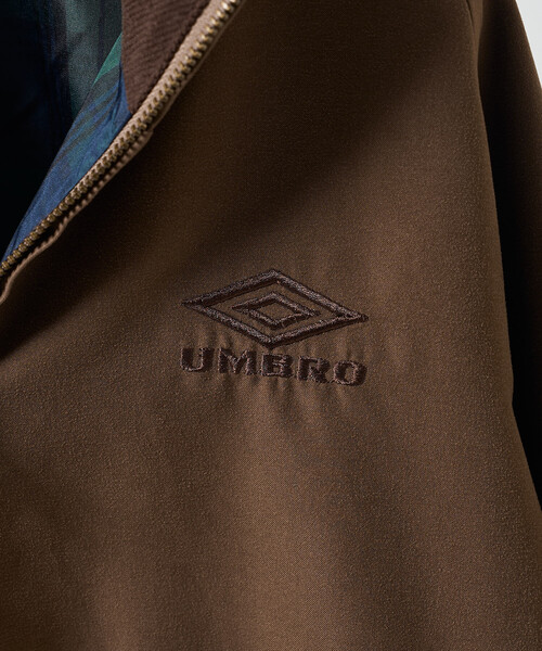 FREAK'S STORE(フリークスストア)の「UMBRO × FREAK'S STORE/アンブロ 別注 STAND COLLAR BLOUSON/ スタンドカラー ブルゾン(ブルゾン・レディース・ブラウン/オリーブ・フリ-)」の3枚目の写真