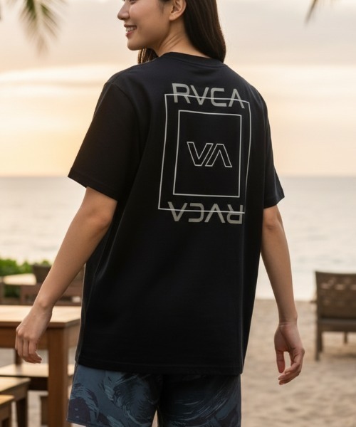 RVCA(ルーカ)の「【RVCA/ルーカ】 ILL ESCAPE SQUARE SFST 水陸両用 バックプリント 半袖ラッシュガード・サーフT(水着)(ラッシュガード・レディース・ブラック/ホワイト・LARGE/MEDIUM/SMALL)」の2枚目の写真