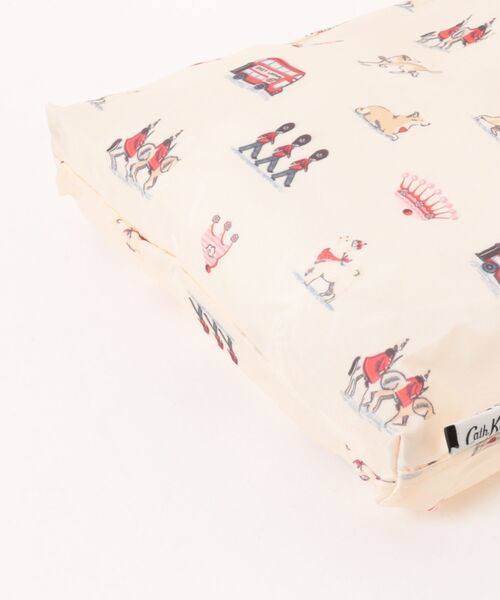 Cath Kidston（キャスキッドソン）の「ミニ フォルダウェイ ショッパー Queenies London（エコバッグ/サブバッグ・レディース・クリーム・FREE）」の5枚目の写真