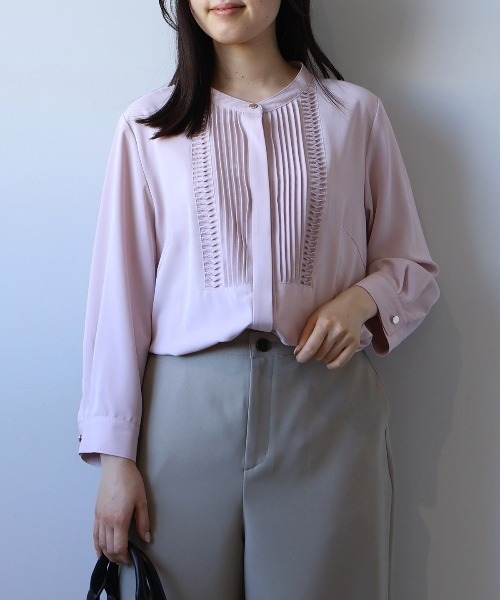 fleur by mint breeze(フルールバイミントブリーズ)の「【L~5L 大きいサイズ】フロントタックバンドカラーブラウス(シャツ/ブラウス・レディース・オフホワイト/ブラック/ピンク・5L/4L/3L/LL)」の1枚目の写真