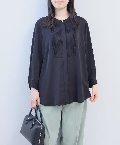 fleur by mint breeze(フルールバイミントブリーズ)の「【L~5L 大きいサイズ】フロントタックバンドカラーブラウス(シャツ/ブラウス・レディース・オフホワイト/ブラック/ピンク・5L/4L/3L/LL)」の3枚目の写真