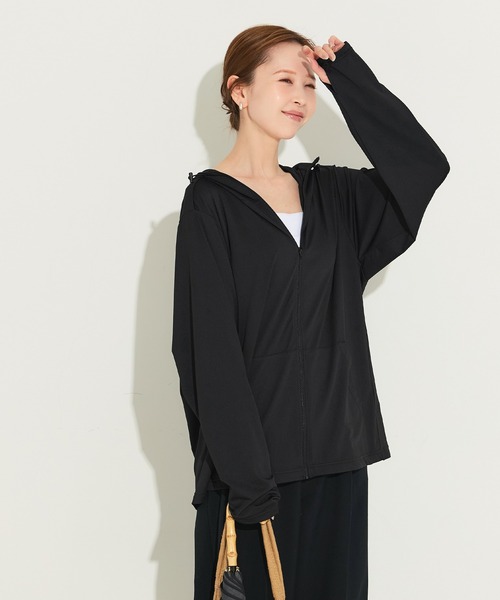 coca(coca)(コカ)の「ユニセックスUVカットパーカー(パーカー・レディース・ブラック/ホワイト・XL/M/L)」の5枚目の写真