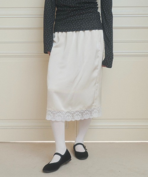 chernyy（チェルニー）の「satin lace midi skirt / サテンレースミディスカート（スカート・レディース・ミント/グレイッシュベージュ/ネイビー・SMALL/LARGE/MEDIUM）」の21枚目の写真