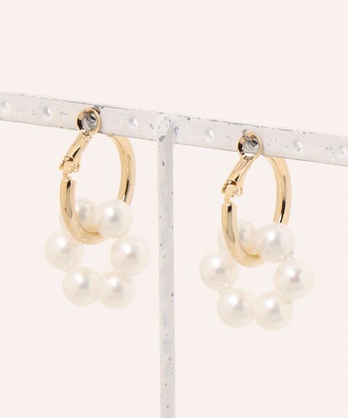 tone（トーン）の「【cocolani】[金属アレルギー対応]  パール　フラワーモチーフ　フープ　ピアス(MA)（ピアス（両耳用）・レディース・ゴールド/シルバー・FREE）」の12枚目の写真