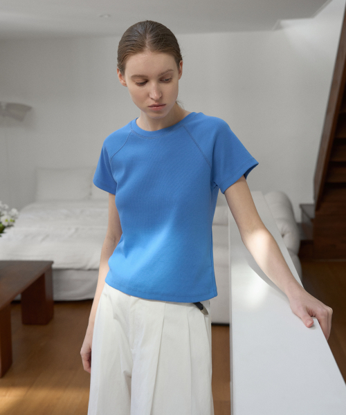 FROMWHERE(フロムウェア)の「レギュラースリムTシャツ ブルー(Tシャツ/カットソー・レディース・その他・FREE)」の3枚目の写真