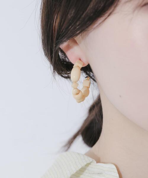 SMELLY(スメリー)の「カラービーズフープピアス(ピアス(両耳用)・レディース・ベージュ・-)」の4枚目の写真