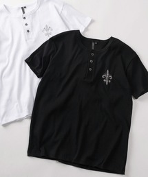 SlashDate（スラッシュデイト）の「【82】クロスワンポイント ラインストーン テレコリブ ヘンリーネックTシャツ/ユニセックス/レディース/メンズ（Tシャツ/カットソー）」